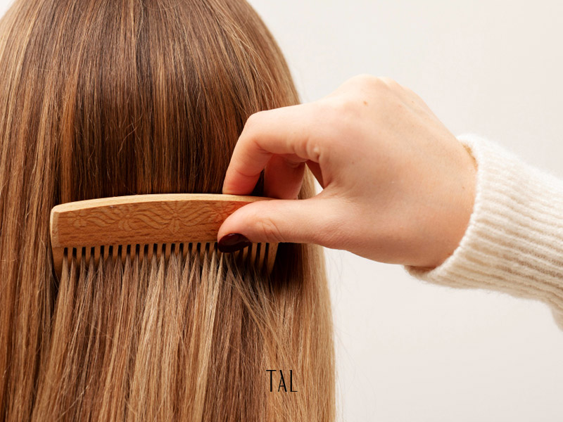 کاهش اصطکاک مو با شانه چوبی
